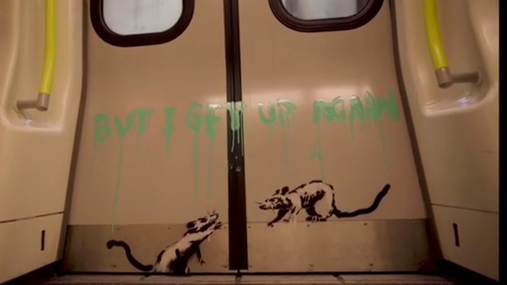 El sello de Banksy en las puertas de un vagón del subte londinense