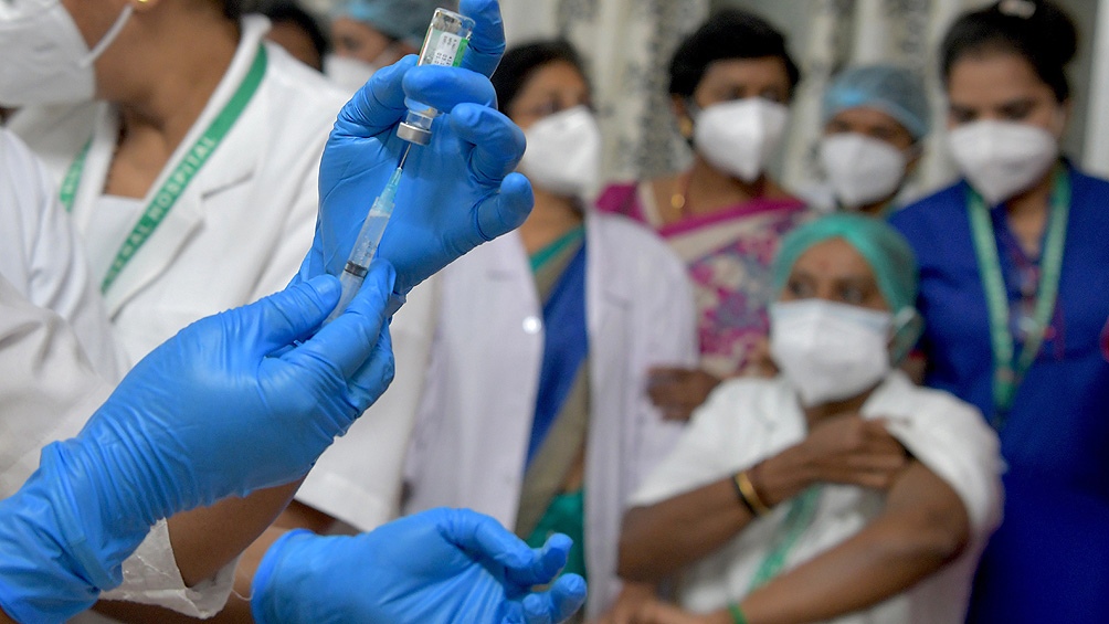 Casi todas las dosis que espera entregar en esta fase inicial son de la vacuna del laboratorio sueco-británico AstraZeneca y de su socio de India, el Instituto Serum.