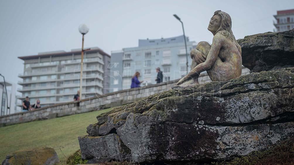 La escultura que apareció en Playa Chica es toda una atracción para los turistas.