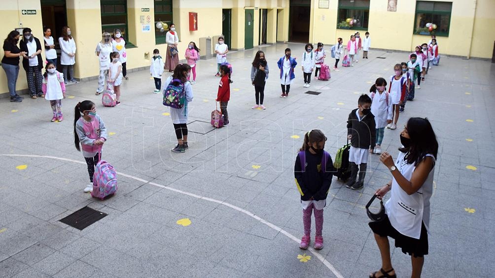 Entre las postales de las escuelas de la Ciudad se destacaron los barbijos, la distancia y la timidez de los más chicos.