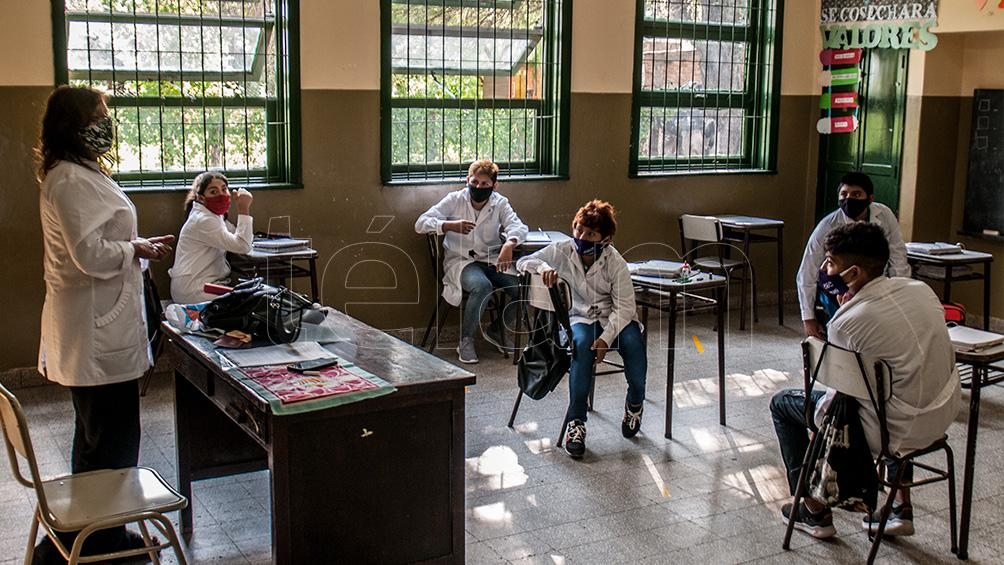 Dentro del aula se ubicó a un solo alumno por banco y manteniendo entre ellos una distancia de 1,5 metros.