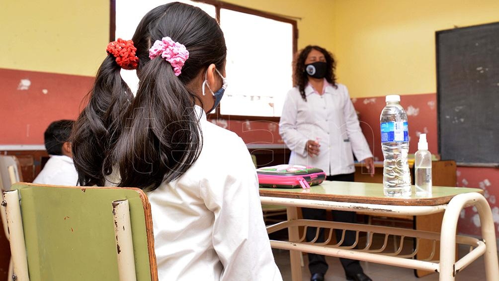 Entre las medidas preventivas figuran la toma de temperatura, la sanitización de manos, el registro de los alumnos por aula y la señalización para moverse dentro del establecimiento.