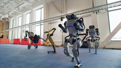 Los robots Spot, Handle y Atlas bailan durante un video de fin de año de la compañía de robótica Boston Dynamics en una captura de pantalla de una publicación en las redes sociales del 29 de diciembre de 2020.
