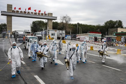 27/10/2020 Un grupo de voluntarios en labores de desinfección de una vía en la ciudad de Urumchi en la región china occidental de Xinjiang. POLITICA ASIA JAPÓN ASIA CHINA ASIA HONG KONG INTERNACIONAL TPG / ZUMA PRESS / CONTACTOPHOTO 